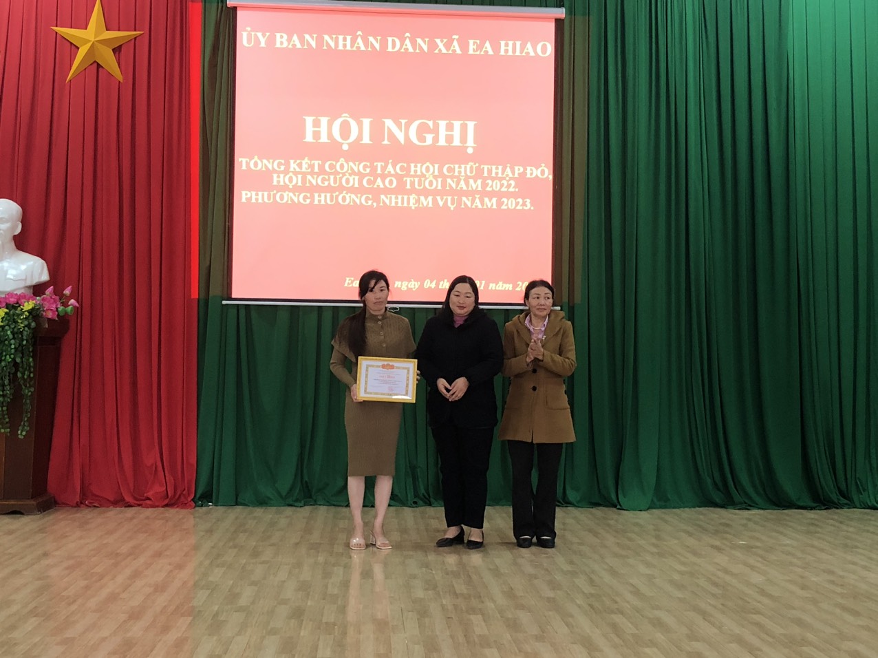 tặng giấy khen thu